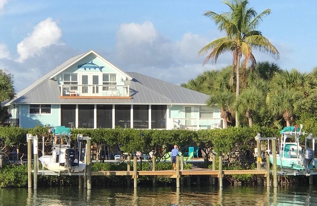 Florida Island paradise! Pool, Dock, poolside bar and TV. Close to beach.