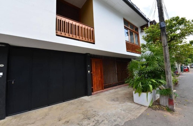 Flower Road Villa with Sri Lanka Contemporary Art & Architecture Experiences