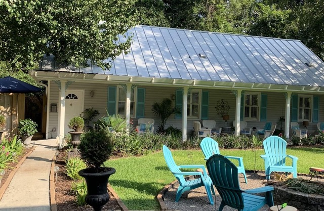 Flowertown Cottage Downstairs Only (2 Bed, 1.5 Bath, Kitchen, Living, Laundry)