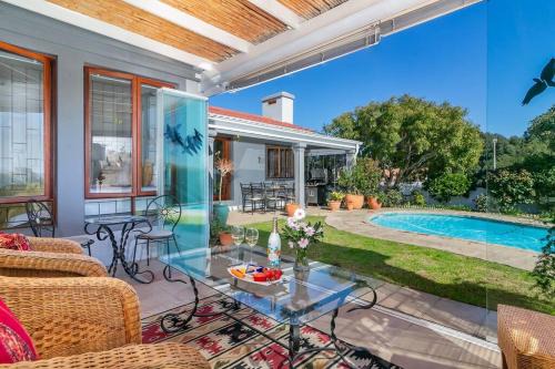 Fluke Tide - Stylish Knysna Home with Pool & Views