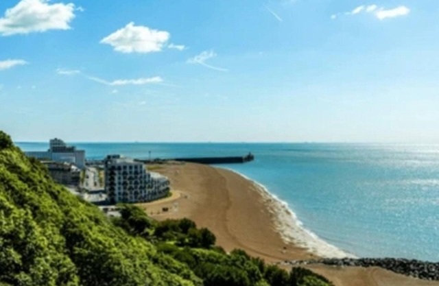 Folkestone - 1BR Apartment - Sauna - Pet Friendly