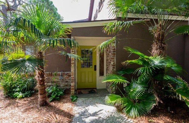 Folly Vacation 620 apartment w/bonus room, one block to the beach & pet friendly