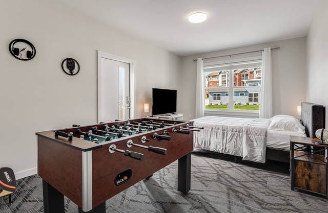 Foosball/Firepit/Fenced Yard/4 Min to Hendo/4 Beds