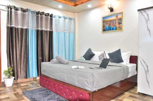 ForestVibe Kasauli l 1Km From Mall Road l Indoor Sitting Area and Restaurant l Kasauli By Splendid Hotels