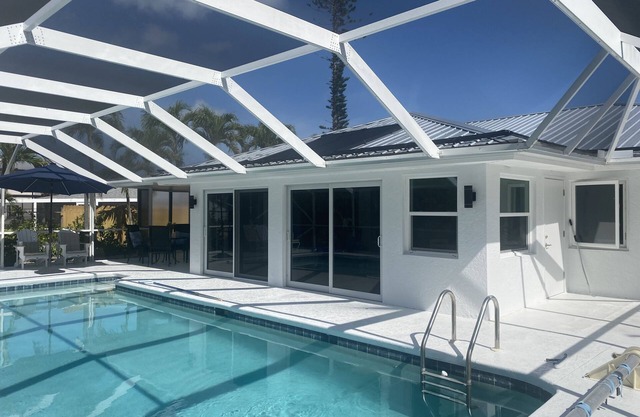 Fort Myers Beach Pool House - 3 minute walk to the beach