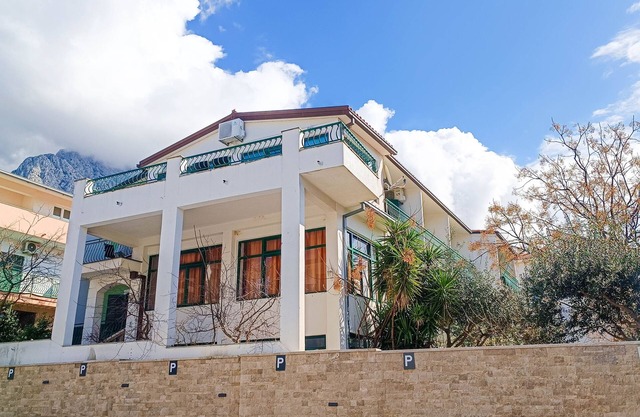 Four-bedroom apartment near beach Promajna, Makarska (A-23184-c)