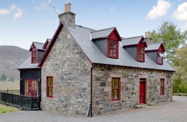 Four bedroom cottage with stunning views overlooking the River Dee