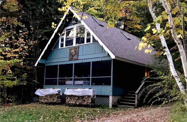 Four Bedroom Lakehouse on Winnepesaukee. Waterview, beach, and lots of parking.