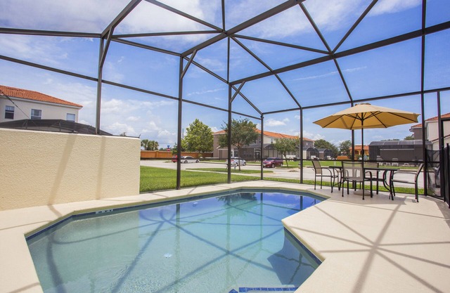 Four Bedroom w/Screened Pool Close to Disney 4563