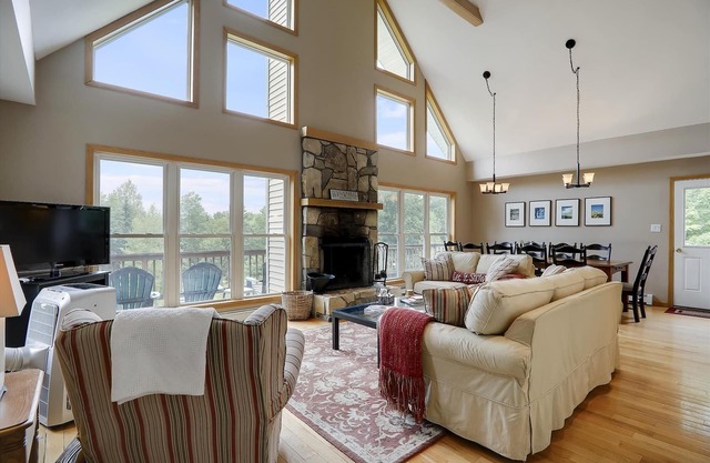 Four Seasons Chalet: 5 br, fireplace, game room, a/c!