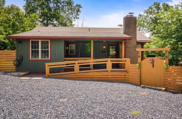 Fox & Hound Getaway: Sauna, Hot Tub, Dogs, Game Night!