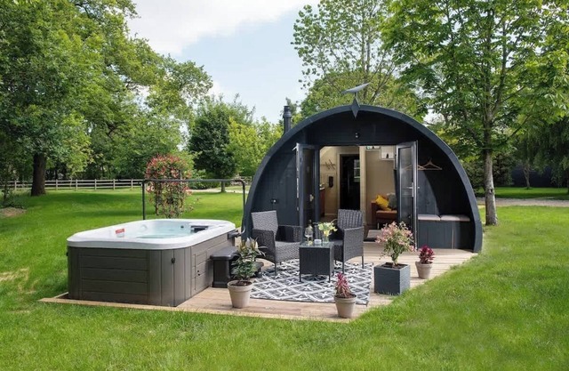 Foxes Den | Hot Tub Stay in the Cotswolds