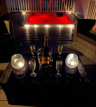 Foxglove Lodge with Hot Tub