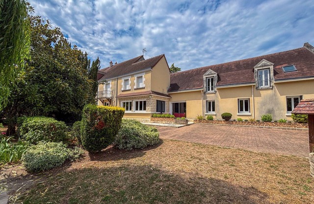 Spacious Cottage near Valençay with Shared Heated Pool, Tennis & Lake Access