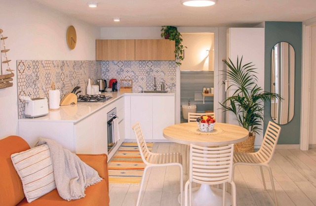Francesca's Beach house with parking-Castellammare