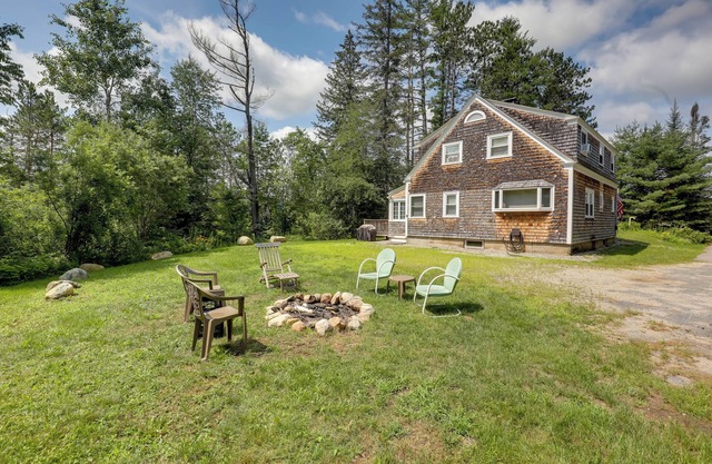 Franconia Escape on Half Acre w/Fire Pit & Deck!