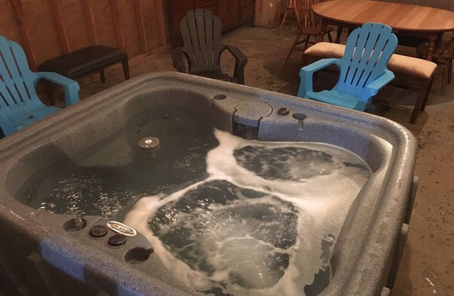 Franconia Notch Retreat by the river: with new Jacuzzi