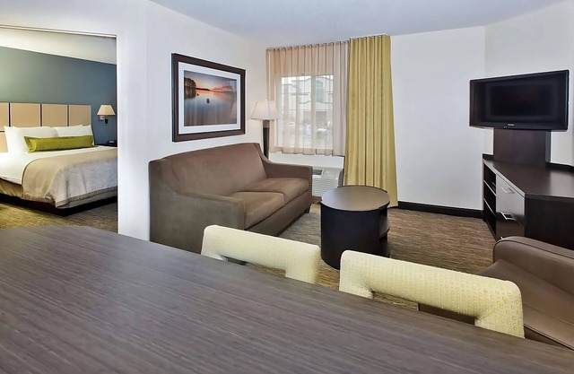 Frank H McClung Museum Tour! 3 Pet-friendly Suites w/Kitchen & FREE Parking!