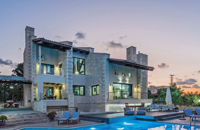 Free Breakfast at villa with Outdoor & Indoor Pool, Hot Tub, Home Cinema