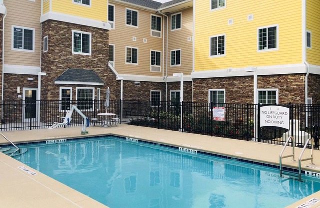 Free Breakfast. Outdoor Pool. Gym. Only 15 Min to Downtown Lakeland.