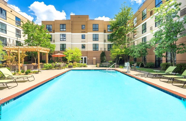Free Breakfast. Outdoor Pool. Gym. Perfect Family Vacation!