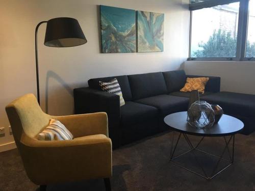 free parking lovely 2 bds in heart of chatswood