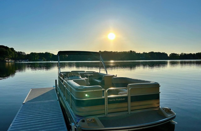 Free Pontoon&Kayak, Lakefront, Hot Tub, Sleeps 12n