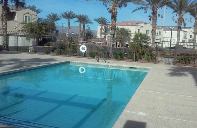 French Themed Townhouse Near Speedway; 20 Minutes From Strip