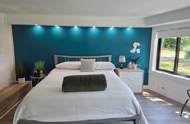 Freshly remodeled, modern & pet friendly unit!