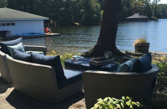Freshly Renovated, Modernized, Water's Edge Cottage.