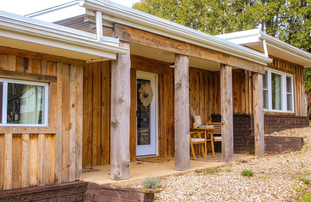 Friendly City Stay! HOT TUB, NEW LISTING!