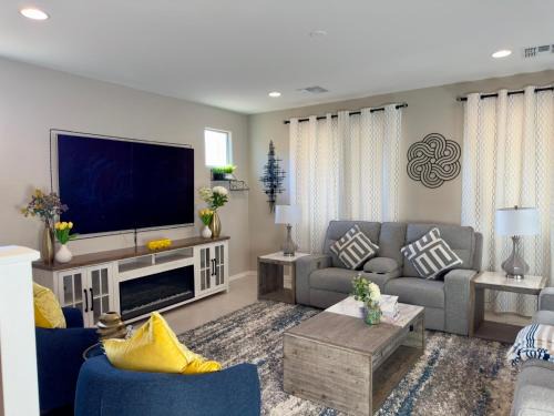 Friendly Host Near Loop 202 with Mountain views