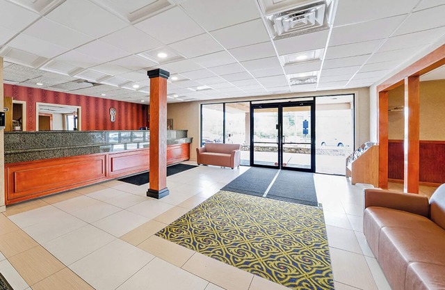 Friends Getaway! 2 Spacious Units, Free Parking, Minutes to Gillette Stadium!