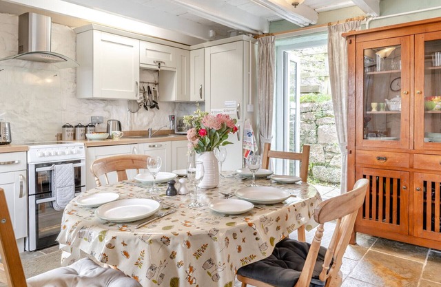Frog Cottage - Two Bedroom House, Sleeps 4