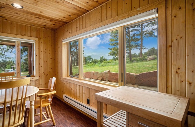 Frontier Mountain Retreat - Monthly Long-term Vacation Rental 30+ Days Minimum - Estes Park 1 Bedroom Apts by RedAwning
