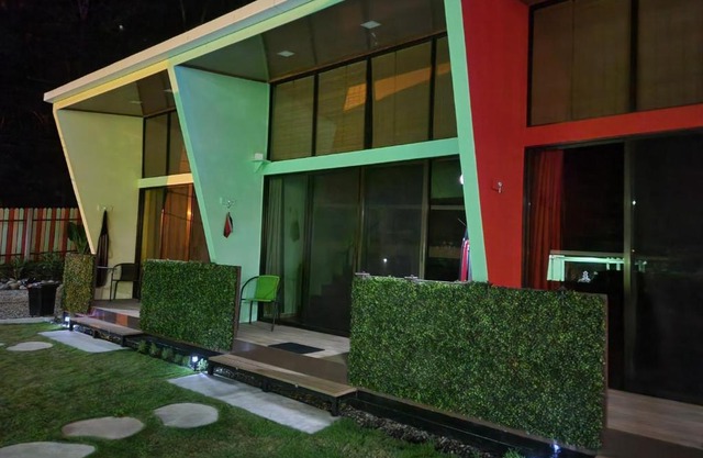 Fruit Houses: Pineapple House. Fast wifi