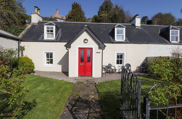 FUCHSIA COTTAGE, family friendly, with open fire in Fortrose