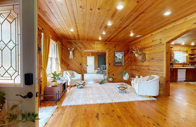 Full 3 ensuite home in fish camp community w/kayaks, bikes and boat parking