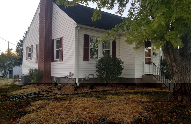 Full basement apartment quiet comfy 1-bedroom with Hot tub and fireplace