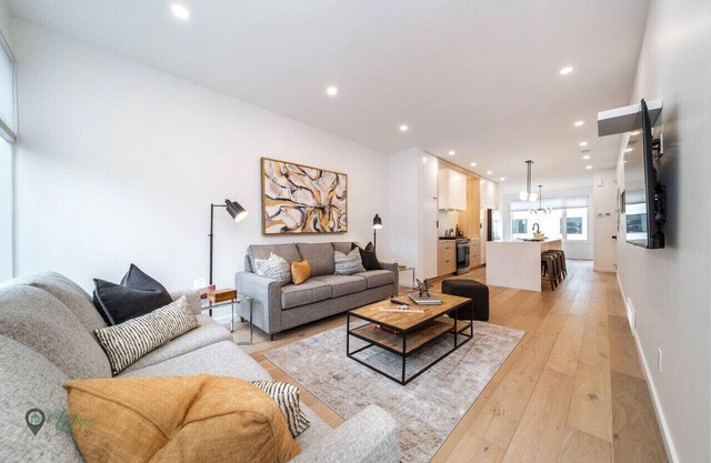 Full Home w/Separate BSMT | Sleeps 12| King Beds