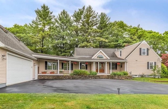 Full House for 12 with Pool Table; Near Boston and Beaches!