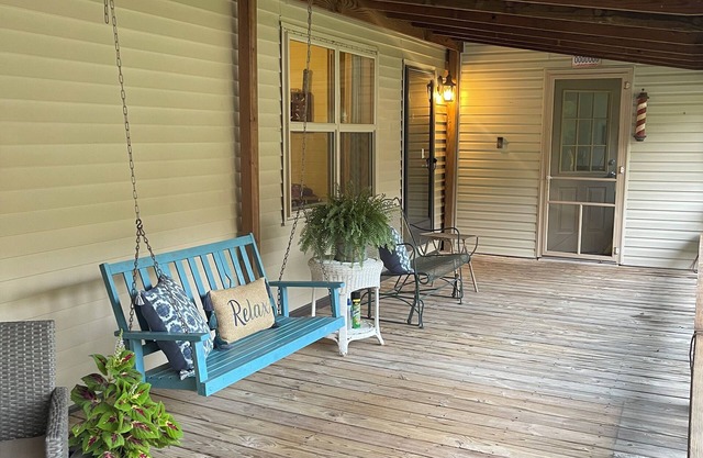 Full Moon Fish Camp newly renovated lakeside retreat GREAT LOCATION & VIEWS