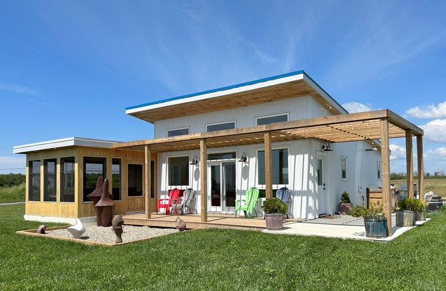 Fully-equipped, 4-seasons, 2 bedrooms in the vineyard at Harwood Estate Winery.