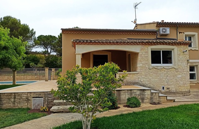 Fully-equipped house with swimming pool at the gateway to the garrigue, sleeps up to 6