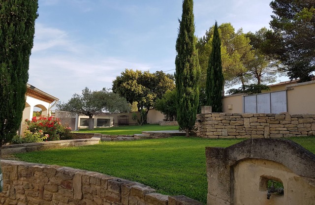 Fully-equipped house with swimming pool at the gateway to the garrigue, sleeps up to 6
