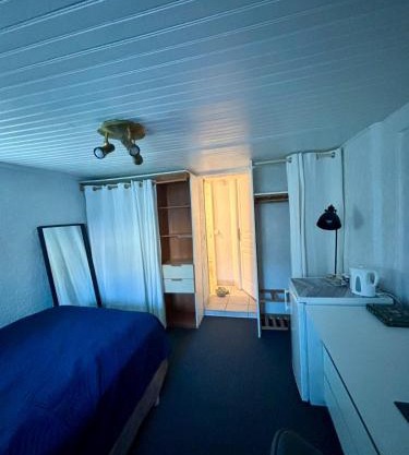 Fully equipped independent room! Chambre indépendante équipée !