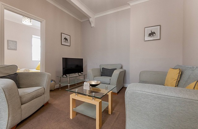 Fully Equipped Kitchen, Dining Area & Parking