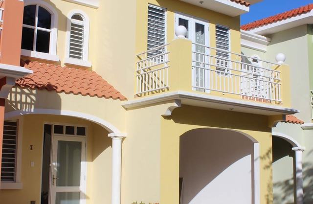 Fully Furnished 3 Bdrm/2.5 Bthrm With Shared Pool 10 Minutes From The Airport