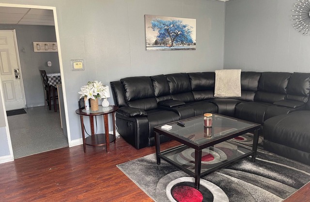 Fully furnished 3 bedroom 1 bath, cheaper than a hotel rate! Washer and dryer.