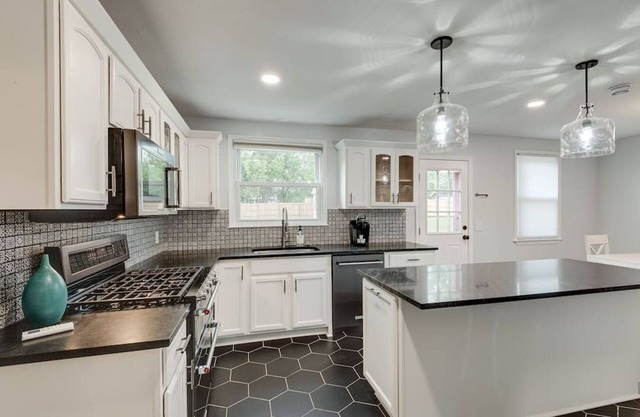 Fully Furnished home on 3/4 of an acre .Centrally located to Nashville and the airport